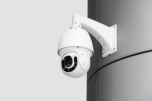 Caméra CCTV publique moderne sur mur isolé sur fond blanc. Caméras d'enregistrement intelligentes pour une surveillance jour et nuit. Concept de surveillance et de contrôle avec espace de copie de chemin de détourage.